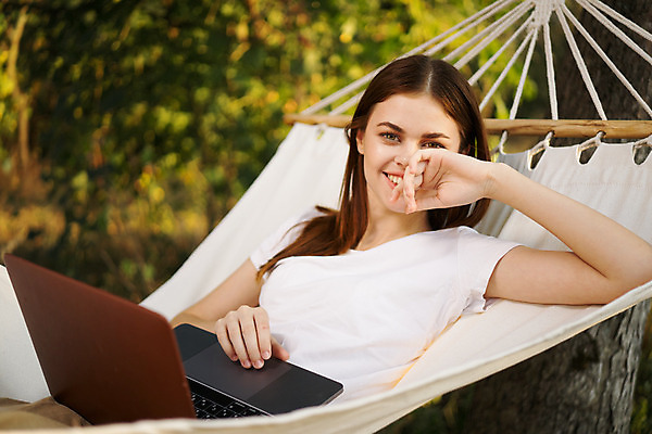 포토 JPG 해외이미지 주간 응시 여자 자연 한명 미소 상반신 성인 야외 앞모습 아웃포커스 노트북 눕기 해먹 성인여자한명만 해외포토 자연요소 1 시선 뷰포인트 모션 촬영기법 표정 사람 전자제품 침대 생태계 여자한명만 성인여자만 파일형식 이미지허브