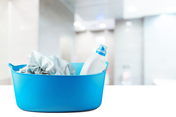 포토 JPG 해외이미지 실내 사람없음 아웃포커스 청소도구 오브젝트 담기 빨래바구니 빨랫감 빨래세제 해외포토 모션 촬영기법 내부 바구니 도구 빨래 청소 세제 파일형식 이미지허브