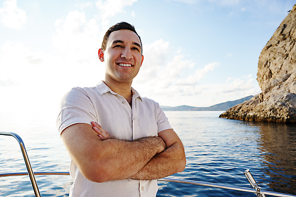 포토 JPG 해외이미지 백인 응시 남자 바다 요트 하늘 한명 상반신 성인 앞모습 여름휴가 바캉스 팔짱 성인남자한명만 해외포토 서양인 1 시선 뷰포인트 배_교통 모션 휴가 사람 남자한명만 성인남자만 파일형식 여름_계절 이미지허브