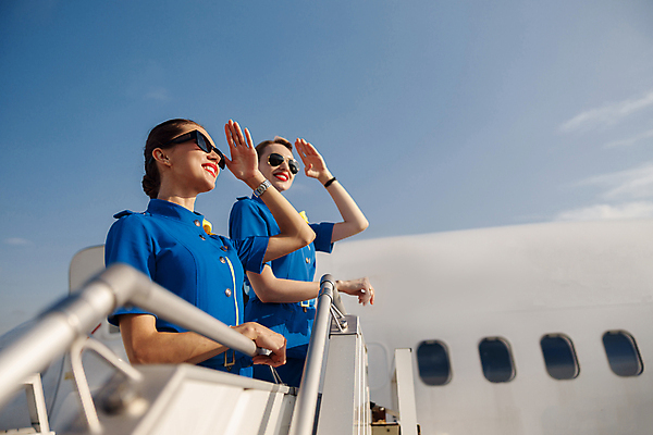 포토 JPG 해외이미지 주간 응시 여자 하늘 비행기 함께함 상반신 성인 야외 두명 옆모습 선글라스 손들기 승무원 동료 성인여자만 해외포토 자연요소 직업 시선 안경 뷰포인트 컨셉 관계 항공교통 모션 대중교통 사람 여자만 성인만 파일형식 이미지허브