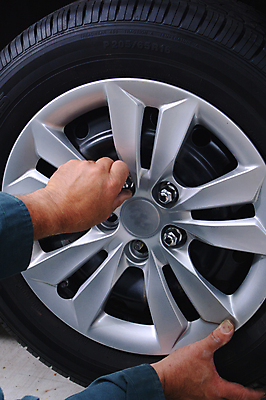 포토 JPG 해외이미지 백인 직업 1 남자 유니폼 비즈니스 교통시설 자동차 노동자 기술 실내 사람 성인 사람없음 파란색 상점 도구 공구 스패너 업무 작업 바퀴 작업실 기술자 변화 수리 콘센트 전기에너지 확인 서비스 타이어 고정 정비공 유지 고용 깨짐 자동 차고 해외포토 서양인 옷 육상교통 컬러 교통 컨셉 내부 에너지 구직 시설 채용 파일형식 이미지허브