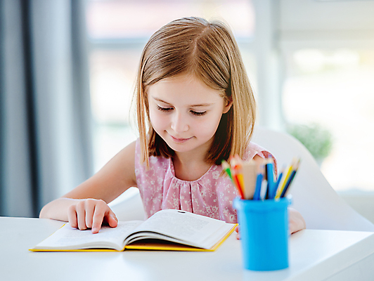 포토 JPG 해외이미지 응시 여학생 여자 어린이 실내 한명 앉기 상반신 앞모습 아웃포커스 책 소프트포커스 읽기 책상 연필꽂이 소녀한명만 해외포토 1 학생 시선 뷰포인트 가구 모션 문구용품 촬영기법 사람 내부 여자한명만 소녀만 파일형식 이미지허브