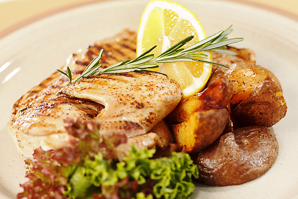 포토 JPG 해외이미지 음식 육류 요리 사람없음 저녁식사 치킨 샐러드 고명 그릴 바비큐 가슴 레몬 허브 매움 로즈메리 건강식 해외포토 식물 과일 식재료 주방용품 신체부위 식사 맛 닭고기요리 파일형식 이미지허브