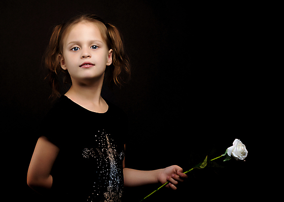 포토 JPG 해외이미지 백인 라이프스타일 손 드레스 여자 꽃 행복 감정 얼굴 어린이 꽃다발 꽃무늬 자연 천사 관리 한명 사람 야외 초록색 금발 뷰티 장미 유행 검은색 기쁨 벚꽃 흰색 아기 해외포토 서양인 식물 1 헤어스타일 옷 컬러 무늬 생활 신체부위 생태계 파일형식 이미지허브