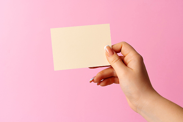 포토 JPG 해외이미지 손 종이 분홍색 프레임 들기 신체부위 사각형 잡기 보여주기 직사각형 카피스페이스 해외포토 도형 컬러 모션 사람 공백 파일형식 이미지허브