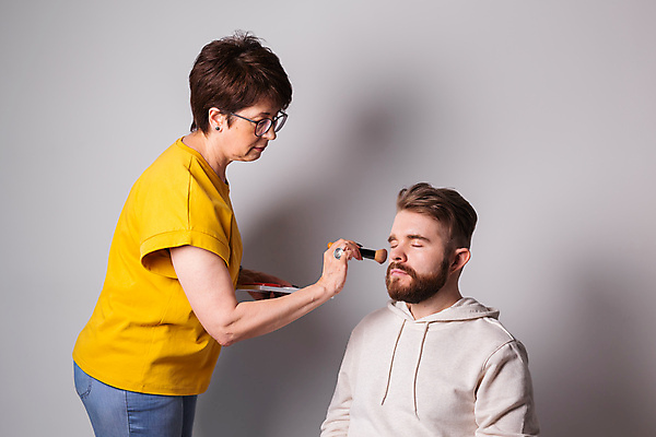 포토 JPG 해외이미지 여자 남자 들기 상반신 성인 두명 화장 눈감음 화장품 메이크업아티스트 메이크업브러쉬 성인만 안경낌 해외포토 직업 안경 모션 사람 뷰티 붓 파일형식 이미지허브