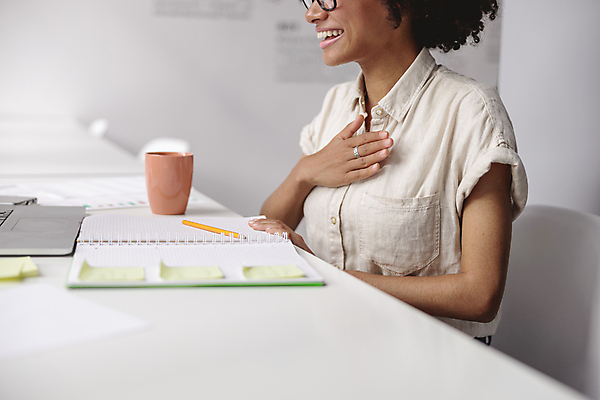 포토 JPG 해외이미지 서양인 우먼라이프 여자 흑인 의자 한명 상반신 성인 옆모습 아웃포커스 손들기 머그컵 비즈니스우먼 책상 스프링노트 성인여자한명만 해외포토 외국인 1 라이프스타일 뷰포인트 가구 비즈니스 모션 촬영기법 사람 컵 공책 직장인 여자한명만 성인여자만 파일형식 이미지허브