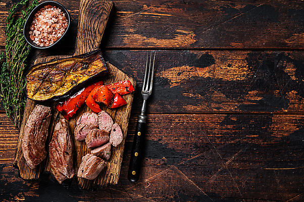 포토 JPG 해외이미지 가지 실내 스테이크 사람없음 하이앵글 양고기 나무도마 양고기구이 카피스페이스 나무배경 해외포토 뷰포인트 백그라운드 채소 도마 서양음식 육류 내부 목재 공백 구이 파일형식 이미지허브
