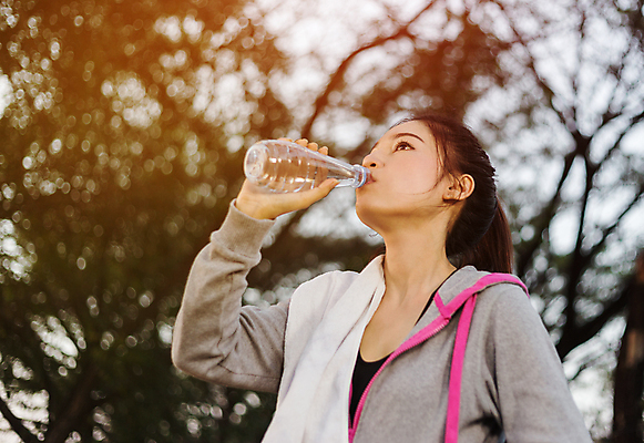 포토 JPG 해외이미지 모양 라이프스타일 공원 여자 음료 음악 스포츠 태국 자연 한국 건강 한명 사람 동양인 성인 야외 물 운동복 운동 일본 검은색 헤드폰 중국 듣기 마시기 날씬함 연습 달리기선수 해외포토 자연요소 1 옷 공공시설 아시아 컬러 음향기기 모션 문화예술 인종 생활 몸매 생태계 육상선수 파일형식 이미지허브