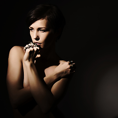 포토 JPG 해외이미지 백인 모델 1 헤어스타일 손 여자 얼굴 포즈 백그라운드 장신구 손가락 관리 미술 한명 사람 성인 빛 뷰티 유행 상점 검은색 화장품 립스틱 수확 흰색 반지 화려 우아함 손톱관리 보석 문신 피부 입술 복고 스타일 해외포토 서양인 컬러 컨셉 농업 문화예술 신체부위 네일아트 광석 파일형식 이미지허브