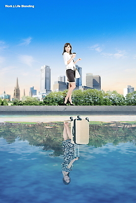 전신 PSD 편집이미지 여자 커피 하늘 서기 들기 정장 빌딩 20대 성인 두명 건물 물 파란색 강 반사 여행객 캐리어 한국인 도시 비즈니스우먼 수면 테이크아웃컵 성인여자만 워라밸 이미지편집 자연요소 건축물 옷 음료 컬러 비즈니스 모션 사람 동양인 청년 컵 여행가방 직장인 신조어 여자만 성인만 파일형식