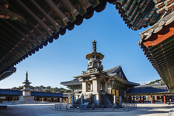 포토 JPG 주간 하늘 사람없음 야외 경주 사찰 석탑 경상북도 기와지붕 불국사 다보탑 석가탑 겨울풍경 국내포토 자연요소 겨울 종교건축 지붕 기와 풍경 탑 경상도 랜드마크 파일형식