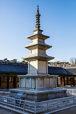 포토 JPG 주간 하늘 사람없음 야외 경주 사찰 석탑 경상북도 기와지붕 불국사 석가탑 겨울풍경 국내포토 자연요소 겨울 종교건축 지붕 기와 풍경 탑 경상도 랜드마크 파일형식
