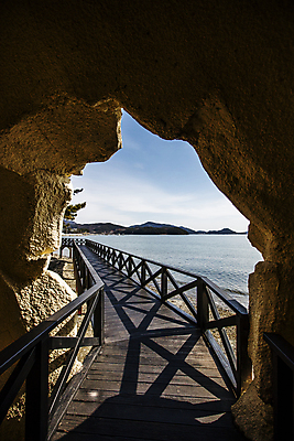 포토 JPG 주간 바다 섬 하늘 그림자 사람없음 야외 터널 경상남도 나무다리 남해 고성_경상남도 겨울풍경 국내포토 자연요소 길 겨울 풍경 다리_건축물 경상도 파일형식