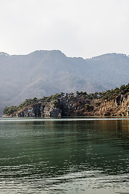 포토 JPG 주간 자연 산 사람없음 야외 저수지 산등성이 충청북도 괴산 겨울풍경 국내포토 자연요소 겨울 풍경 생태계 충청도 파일형식
