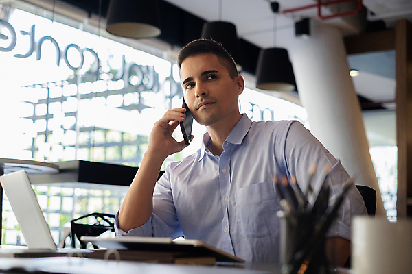 포토 JPG 해외이미지 직업 사업가 노동자 직장 실내 말하기 대화 한명 노트북 스마트폰 세일 헤드폰 작업 도움 비즈니스우먼 연결 종업원 중개인 무선전화기 전화기 고객 스마트 책상 마이크 서비스 컨설턴트 텔레마케팅 안내원 부름 비서 온라인 운영자 지원 헬프 대리인 해외포토 1 여자 음향기기 가구 컨셉 회사 비즈니스 모션 사람 내부 전자제품 핸드폰 스마트기기 직장인 전문직 서비스업 상담 파일형식 이미지허브