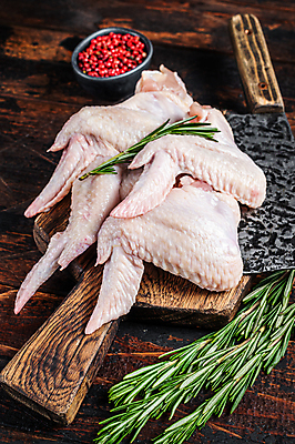 포토 JPG 해외이미지 그릇 실내 사람없음 닭고기 날것 후추 식칼 로즈메리 나무도마 닭날개 나무배경 해외포토 식기 백그라운드 주방용품 도마 육류 내부 목재 허브 향신료 파일형식 이미지허브