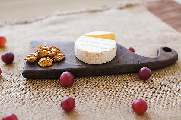 포토 JPG 해외이미지 포도 치즈 사람없음 안주 호두 나무도마 까망베르치즈 플레이팅 해외포토 과일 유제품 도마 목재 견과류 상차림 파일형식 이미지허브