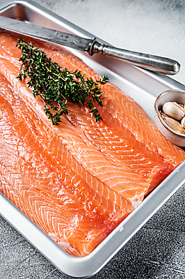 포토 JPG 해외이미지 그릇 회색배경 쟁반 실내 마늘 사람없음 나이프 허브 연어 훈제연어 해외포토 식물 식기 백그라운드 채소 어류 내부 회색 칼 훈제 파일형식 이미지허브