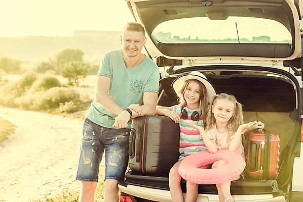 포토 JPG 해외이미지 응시 여자 남자 딸 어린이 자동차 앉기 손짓 상반신 성인 앞모습 세명 여름휴가 바캉스 캐리어 여행가방 기댐 아빠 튜브 자동차트렁크 부녀 육아대디 해외포토 시선 육상교통 뷰포인트 가방 가족 모션 휴가 사람 파일형식 여름_계절 이미지허브