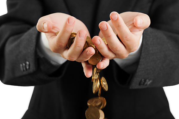 포토 JPG 해외이미지 손 남자 돈 비즈니스 사업가 손가락 손바닥 사람 정장 사람없음 금융 쇼핑 쌓기 금속 동전 검은색 흐름 저축 흰색 잡기 개울 시장 재산 황금 붓기 실패 떨어짐 주기 투자 상업 보물 흘림 흙더미 욕심 대출 빚 고립 구리 세금 수입 적자 해외포토 직업 옷 컬러 컨셉 모션 재질 신체부위 경제 강 흙 원소 좌절 파일형식 더미 이미지허브