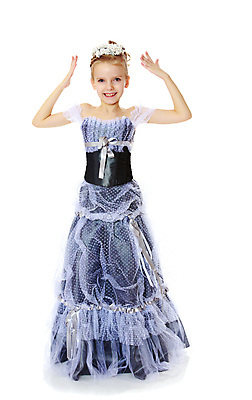 포토 JPG 해외이미지 전신 백인 응시 드레스 여자 어린이 포즈 실내 한명 서기 앞모습 손들기 흰배경 공주옷 소녀한명만 해외포토 서양인 1 시선 옷 뷰포인트 백그라운드 모션 사람 내부 흰색 여자한명만 소녀만 파일형식 이미지허브