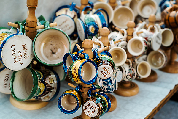 포토 JPG 해외이미지 전통 식기 접시 길 패턴 추상 요리 미술 사람없음 장식 컬러풀 갈색 주방 저녁식사 기구 도자기 원형 사발 시장 냄비 먹기 컵받침 오브젝트 복고 기념품 점토 토기 루마니아 민화 백자 핸드메이드 해외포토 도형 유럽 컬러 무늬 모션 문화예술 식사 용기_그릇 사기그릇 솥 받침대 그림 파일형식 이미지허브