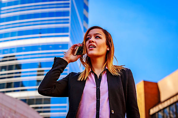 포토 JPG 해외이미지 백인 여자 북아메리카 비즈니스 갈색머리 한명 웃음 야외 가로 컬러풀 미국 봄 비즈니스우먼 카피스페이스 해외포토 서양인 1 헤어스타일 계절 컬러 표정 아메리카 사람 공백 직장인 파일형식 이미지허브
