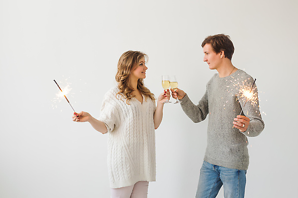 포토 JPG 해외이미지 백인 커플 여자 남자 컨셉 잔 폭죽 불꽃놀이 실내 사랑 들기 사람 상반신 성인 두명 빛 마주보기 축하 샴페인 흰배경 연소 성인만 스파클라 해외포토 서양인 식기 감정 백그라운드 관계 모션 놀이 주류 내부 흰색 파일형식 이미지허브