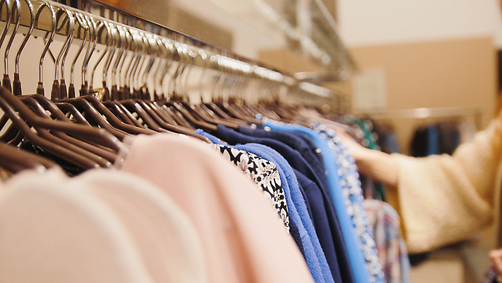 포토 JPG 해외이미지 백인 드레스 옷 여자 행복 안경 비즈니스 실내 한명 사람 소녀 성인 쇼핑 유행 세일 상점 기다림 선택 구매 고객 만족 소매 빨간머리 매각 해외포토 서양인 1 헤어스타일 잡화 감정 어린이 컨셉 모션 내부 파일형식 이미지허브