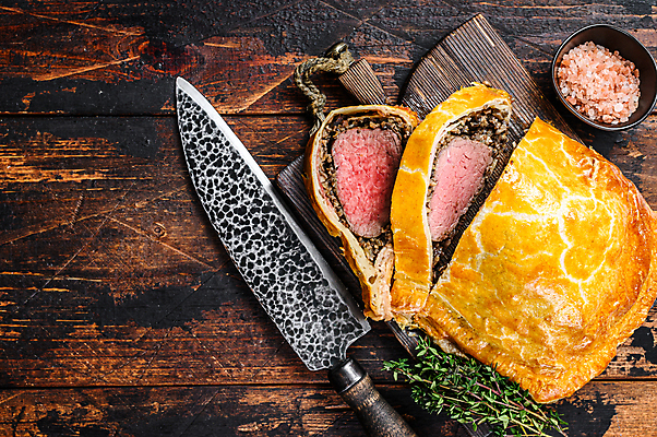 포토 JPG 해외이미지 단면 서양음식 실내 사람없음 슬라이스 식칼 나무배경 핑크솔트 비프웰링턴 해외포토 음식 백그라운드 주방용품 내부 소금 파일형식 이미지허브