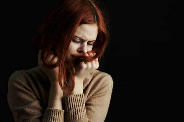 포토 JPG 해외이미지 여자 실내 한명 상반신 성인 앞모습 슬픔 찡그림 우울감 우울증 힘듦 성인여자한명만 해외포토 1 감정 뷰포인트 컨셉 표정 사람 내부 질병 여자한명만 성인여자만 파일형식 이미지허브