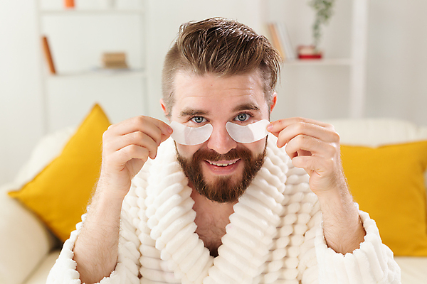 포토 JPG 해외이미지 응시 남자 수염 한명 상반신 성인 아웃포커스 뷰티 목욕가운 스킨케어 아이팩 성인남자한명만 해외포토 1 시선 촬영기법 사람 가운 남자한명만 성인남자만 파일형식 이미지허브