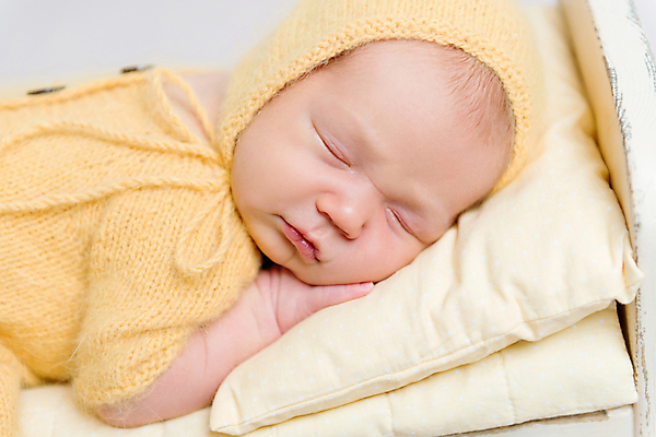 포토 JPG 해외이미지 남자 백그라운드 한명 노란색 침대 아기 신생아 잠 니트 남자아기한명만 해외포토 1 컬러 가구 상의 사람 남자한명만 남자아기만 파일형식 이미지허브