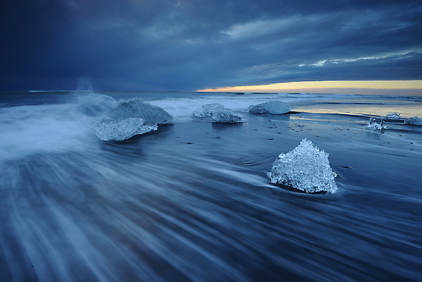 포토 JPG 해외이미지 유럽 모래 파도 바다 여행 겨울 자연 아이슬란드 사람없음 물 파란색 뷰티 일출 얼음 검은색 블록 추위 크리스탈 땅 북극 빙하 화산 빙산 북쪽 내추럴 해외포토 자연요소 계절 나라 컬러 산 노을 광석 극지방 방향 생태계 파일형식 이미지허브