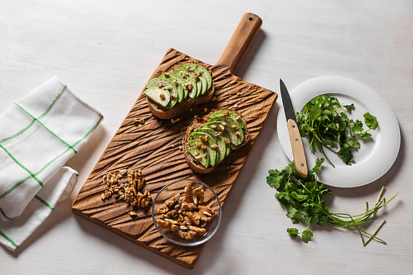 포토 JPG 해외이미지 그릇 채소 과일 사람없음 하이앵글 신선 흰배경 유기농 호두 토스트 아보카도 과도 나무도마 해외포토 식기 웰빙 빵 뷰포인트 백그라운드 도마 목재 견과류 흰색 파일형식 이미지허브