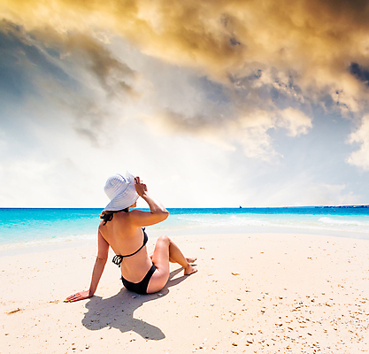 포토 JPG 해외이미지 백인 1 라이프스타일 여자 수영복 행복 모래 바다 여행 신체 아프리카 자연 하늘 휴가 휴식 한명 사람 앉기 야외 물 파란색 빛 선글라스 태양 뷰티 맑음 검은색 선탠 내추럴 해외포토 자연요소 서양인 옷 감정 나라 안경 컬러 컨셉 모션 날씨 생활 생태계 파일형식 이미지허브