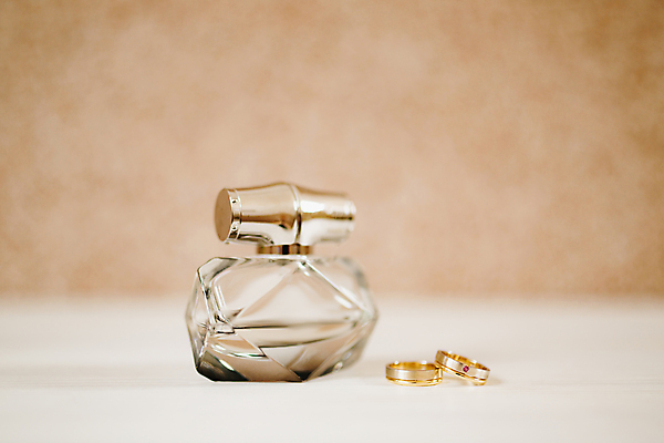 포토 JPG 해외이미지 서양인 결혼식 실내 향수 결혼반지 결혼소품 웨딩촬영 해외포토 외국인 결혼 내부 화장품 반지 오브젝트 기념사진 파일형식 이미지허브