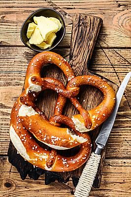 포토 JPG 해외이미지 실내 사람없음 하이앵글 나이프 버터 나무도마 브레첼 나무배경 해외포토 식기 뷰포인트 백그라운드 디저트 도마 내부 목재 칼 파일형식 이미지허브