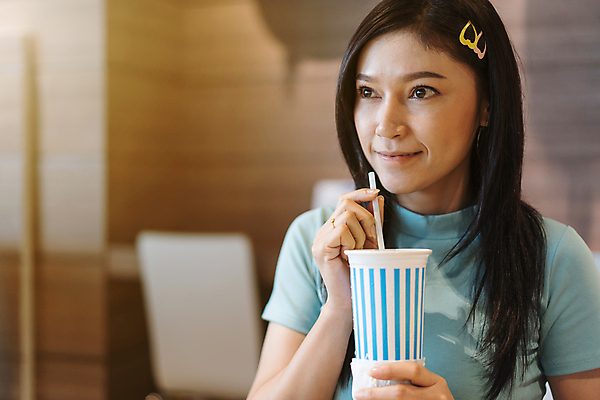 포토 JPG 해외이미지 1 라이프스타일 손 여자 행복 얼굴 음료 태국 유리 한국 건강 한명 미소 사람 동양인 성인 컵 물 여름 뷰티 일본 중국 카페 마시기 흰색 신선 잡기 액체 플라스틱 튜브 해외포토 자연요소 식기 계절 감정 아시아 컬러 모션 재질 표정 인종 생활 신체부위 상점 파일형식 이미지허브