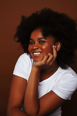 포토 JPG 해외이미지 모델 학생 손 응시 여자 행복 감정 얼굴 백그라운드 컨셉 생각 한명 사람 10대 뷰티 갈색 노란색 유행 귀여움 검은색 표현 자신감 사인 긍정 섞기 해외포토 1 시선 컬러 청소년 신체부위 파일형식 이미지허브