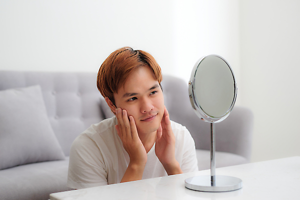 포토 JPG 해외이미지 응시 남자 실내 한명 동양인 손짓 상반신 성인 앞모습 옆모습 뷰티 확인 만족 자기관리 탁상거울 성인남자한명만 그루밍족 해외포토 1 시선 감정 뷰포인트 모션 사람 인종 내부 거울 남자한명만 성인남자만 파일형식 이미지허브