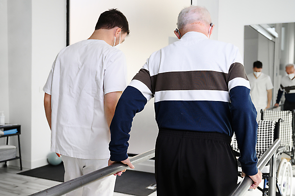 포토 JPG 해외이미지 직업 노년 남자 유니폼 건강 병원 사람 두명 치료 운동 약 걷기 건강관리 환자 간호사 의사 도움 장애인 간호 휠체어 관절염 무릎 테라피 장애 돌봄 물리치료 물리치료사 옛날 재활 지원 치료사 치유 자극 해외포토 옷 컨셉 의학 모션 관리 성인 신체부위 뷰티 의료진 질병 파일형식 이미지허브