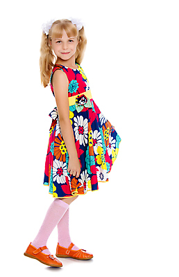 포토 JPG 해외이미지 백인 1 드레스 여자 교육 행복 얼굴 어린이 백그라운드 신발 학교 한명 미소 사람 앉기 뷰티 머리 검은색 흰색 작음 고립 해외포토 서양인 옷 감정 컬러 모션 표정 신체부위 크기 파일형식 이미지허브