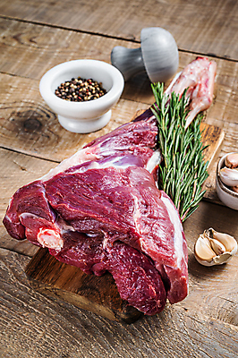 포토 JPG 해외이미지 식재료 실내 생고기 사람없음 날것 양고기 로즈메리 나무도마 나무배경 해외포토 백그라운드 도마 육류 내부 목재 허브 파일형식 이미지허브