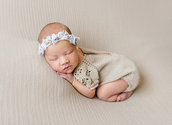 포토 JPG 해외이미지 백인 여자 한명 귀여움 침대 아기 신생아 머리띠 잠 니트 여자아기한명만 해외포토 서양인 1 가구 컨셉 상의 장신구 사람 여자한명만 여자아기만 파일형식 이미지허브