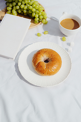 포토 JPG 해외이미지 커피 실내 그림자 사람없음 책 커피잔 흰배경 청포도 베이글 포도알 나무쟁반 해외포토 음료 빵 백그라운드 포도 잔 쟁반 내부 목재 흰색 파일형식 이미지허브