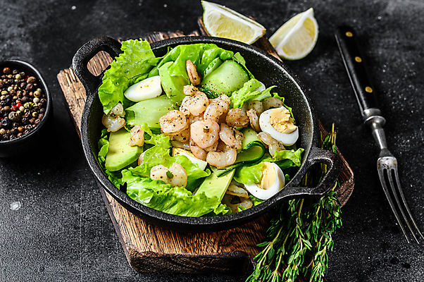 포토 JPG 해외이미지 포크 검은배경 새우 실내 사람없음 샐러드 해물요리 해산물 라임 삶은계란 나무도마 백리향 통후추 해외포토 식기 음식 백그라운드 과일 도마 갑각류 내부 목재 계란 검은색 계란요리 후추 파일형식 이미지허브