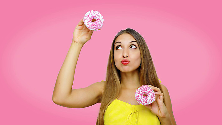 포토 JPG 해외이미지 백인 모델 응시 드레스 여자 행복 얼굴 음식 분홍색 백그라운드 장난 놀이 디저트 한명 사람 뷰티 노란색 유행 귀여움 표현 잡기 입 도넛 달콤 설탕 먹기 흥분 히스패닉 고립 스페인어 브라질사람 해외포토 서양인 1 시선 옷 감정 컬러 컨셉 모션 신체부위 맛 파일형식 이미지허브