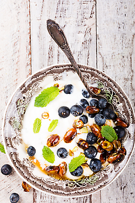 포토 JPG 해외이미지 그릇 실내 사람없음 하이앵글 숟가락 견과류 민트 블루베리 요거트 나무배경 해외포토 식기 뷰포인트 백그라운드 과일 유제품 수저 내부 허브 파일형식 이미지허브